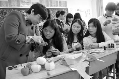 遂寧市職業技術學校教師正在教授學前教育專業的學生學習手工剪裁。