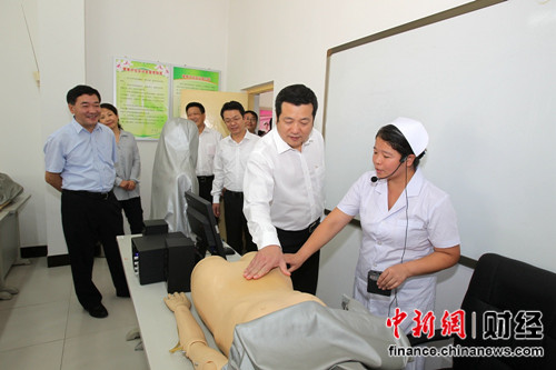 俞江林總裁參觀實訓基地。