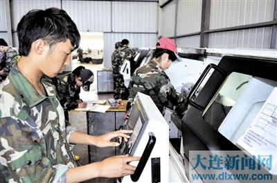 長興島職校數控專業的學生在實訓操作。