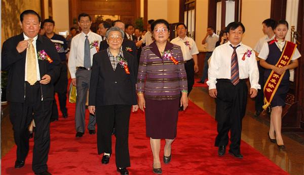 全國政協副主席錢正英（左一）、十五屆中央委員顧秀蓮（左三）、國務院扶貧主任，政協常委胡富國（左一）、北方汽車專修學校曹振峰董事長（右一）在人民大會堂共同出席北方學校七千萬扶貧工程